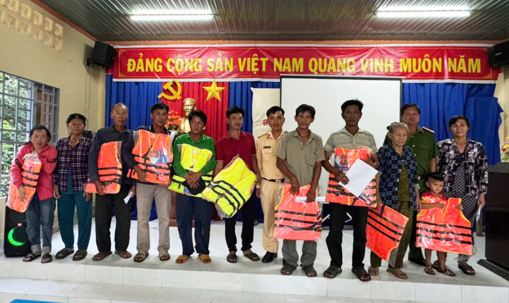 Tuyên truyền pháp luật và tặng áo phao cho người dân hành nghề đánh bắt thủy sản