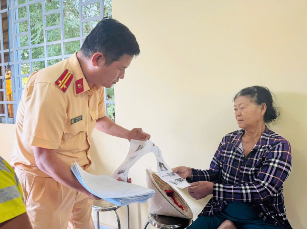 Tuyên truyền pháp luật và tặng áo phao cho người dân hành nghề đánh bắt thủy sản