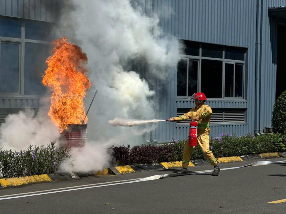 Huấn luyện nghiệp vụ, thực tập phương án chữa cháy và cứu nạn cứu hộ tại Công ty TNHH JINYU Việt Nam TIRE