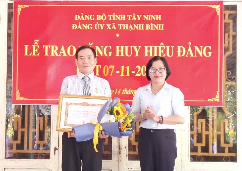 Xã Thạnh Bình: Trao tặng Huy hiệu Đảng đợt 07/11