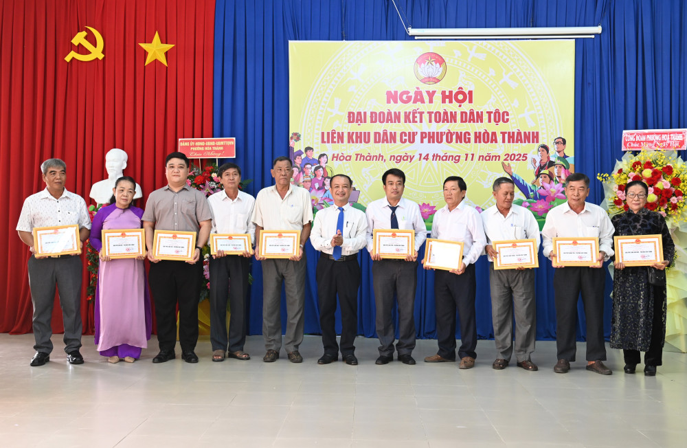 Phó Bí thư Đảng uỷ, Chủ tịch UBND phường Nguyễn Đức Hảo tặng tặng danh hiệu “Khu phố Văn hóa” năm 2025 cho các khu phố