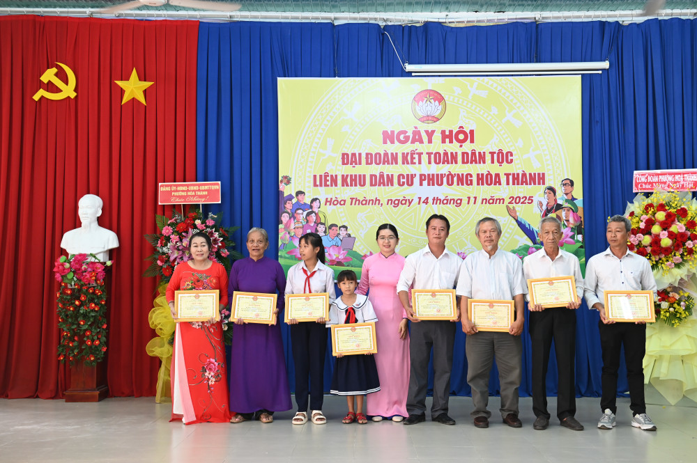 Phó Bí thư Thường trực Đảng uỷ, Chủ tịch UBMTTQ Việt Nam phường Nguyễn Ngọc Ánh tặng danh hiệu “Gia đình văn hóa năm” 2025, cho các  gia đình