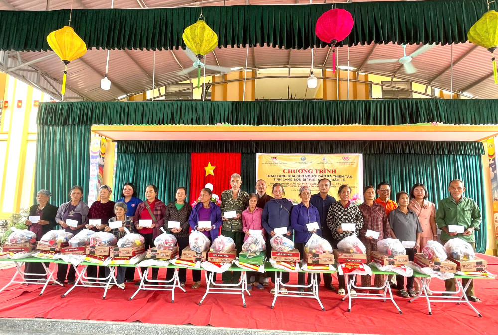 Ban Từ thiện chùa Thiền Lâm - Gò Kén Tây Ninh tặng quà đồng bào xã Thiện Tân, tỉnh Lạng Sơn bị lũ lụt do cơn bão số 10