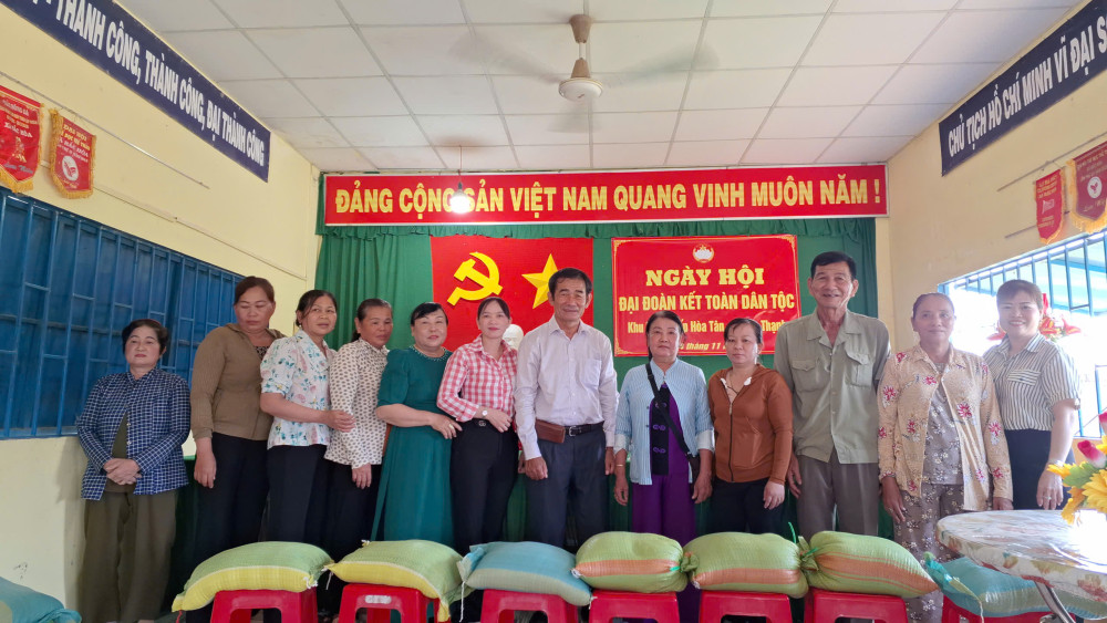 Hậu Thạnh: Các ấp Thanh An, Hòa Hưng và Hòa Tân sôi nổi tổ chức Ngày hội Đại đoàn kết toàn dân tộc