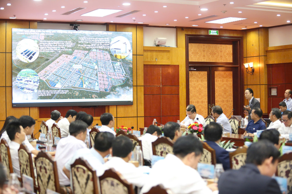 UBND tỉnh Tây Ninh và Liên danh Becamex – VSIP – VRG ký kết ghi nhớ hợp tác Đại diện Liên danh nhà Đầu tư trình bày dự thảo Đề án Hình thành và Phát triển Khu phức hợp Mộc Bài Xuyên Á.