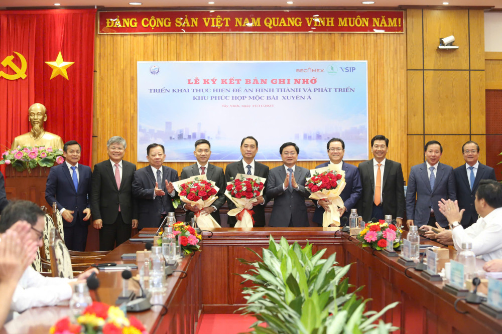 UBND tỉnh Tây Ninh và Liên danh Becamex – VSIP – VRG ký kết ghi nhớ hợp tác Bí thư Tỉnh ủy Tây Ninh Nguyễn Văn Quyết tặng hoa chúc mừng Liên danh nhà Đầu tư thực hiện ký kết với UBND tỉnh Tây Ninh.