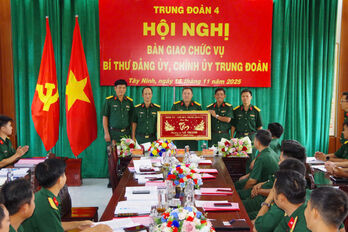 Bàn giao chức vụ Bí thư Đảng ủy, Chính ủy Trung đoàn 4