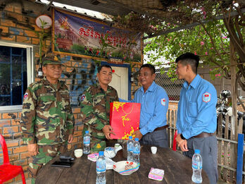 Đội K73 khảo sát thông tin mộ liệt sĩ tại tỉnh Battambang, Vương quốc Campuchia