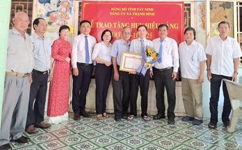 Xã Thạnh Bình: Trao tặng Huy hiệu Đảng đợt 07/11