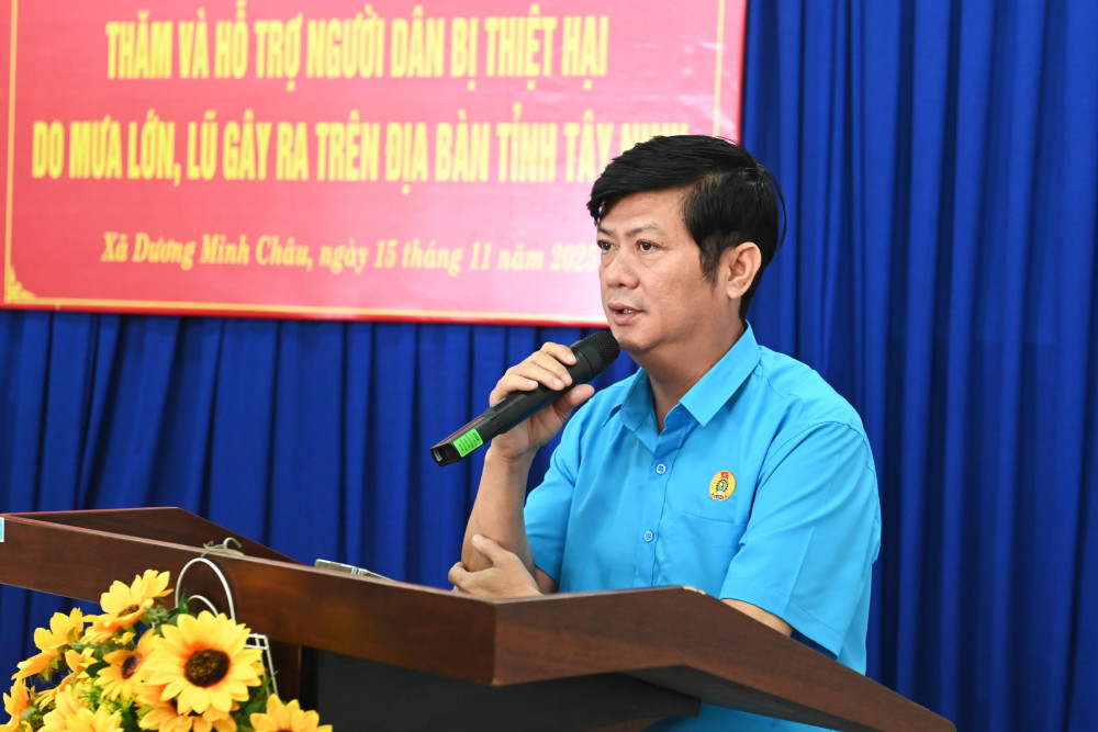 Tỉnh ủy viên, Phó Chủ tịch UBMTTQ Việt Nam tỉnh, Chủ tịch Liên đoàn Lao động tỉnh Trần Lê Duy phát biểu tại buổi lễ trao quà