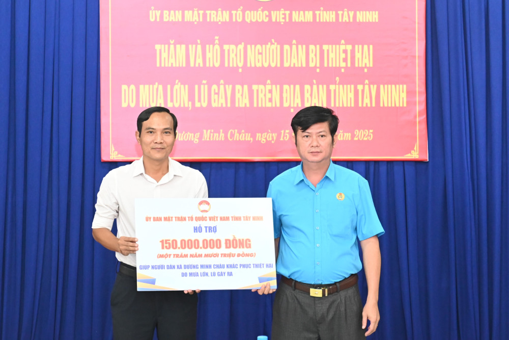 Tỉnh ủy viên, Phó Chủ tịch UBMTTQ Việt Nam tỉnh, Chủ tịch Liên đoàn Lao động tỉnh Trần Lê Duy trao biển tượng trưng trao tặng 150 triệu đồng cho lãnh đạo UBMTTQ Việt Nam xã Dương Minh Châu