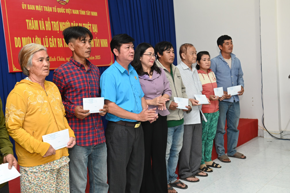 Tỉnh ủy viên, Phó Chủ tịch UBMTTQ Việt Nam tỉnh, Chủ tịch Liên đoàn Lao động tỉnh Trần Lê Duy thăm, Bí thư Đảng ủy, Chủ tịch HĐND xã Dương Minh Châu Huỳnh Vương Hiếu tặng quà hỗ trợ các hộ dân bị thiệt hại do mưa lớn, lũ gây ra