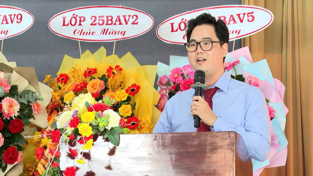 Trường Đại học Kinh tế Công nghiệp Long An trao bằng tốt nghiệp đợt 2 năm 2025