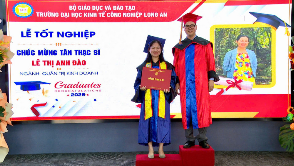 Trường Đại học Kinh tế Công nghiệp Long An trao bằng tốt nghiệp đợt 2 năm 2025