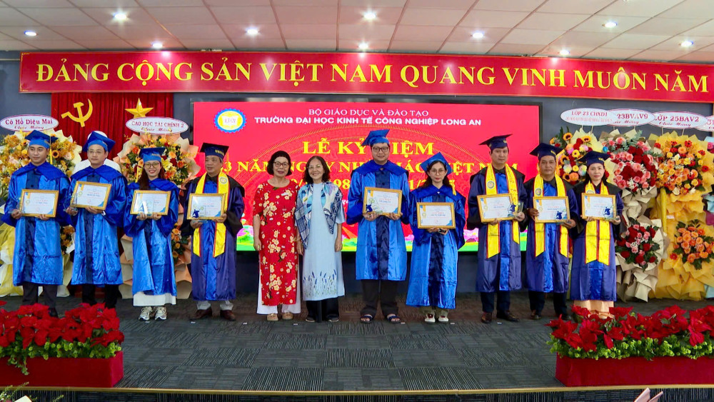 Trường Đại học Kinh tế Công nghiệp Long An trao bằng tốt nghiệp đợt 2 năm 2025