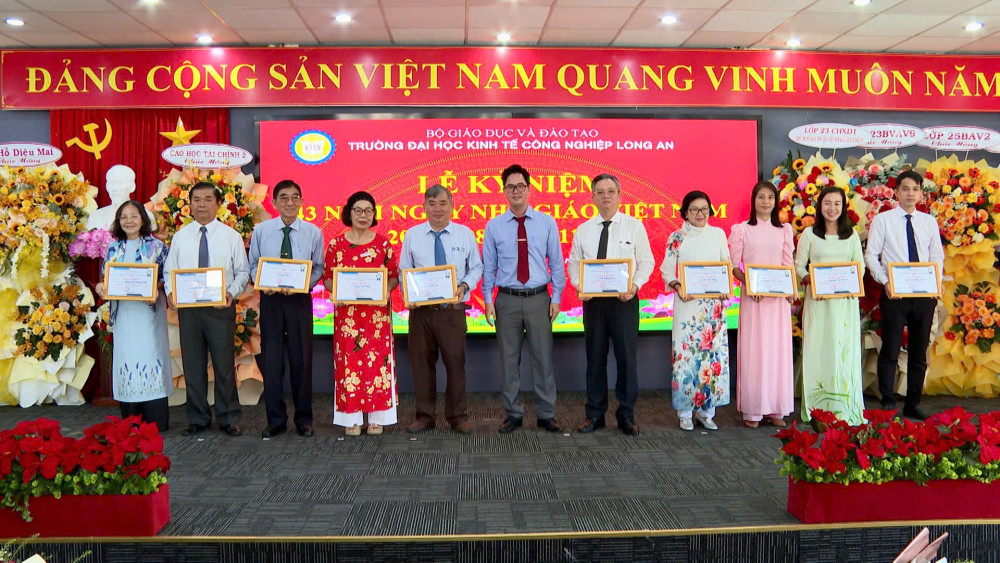 Trường Đại học Kinh tế Công nghiệp Long An trao bằng tốt nghiệp đợt 2 năm 2025