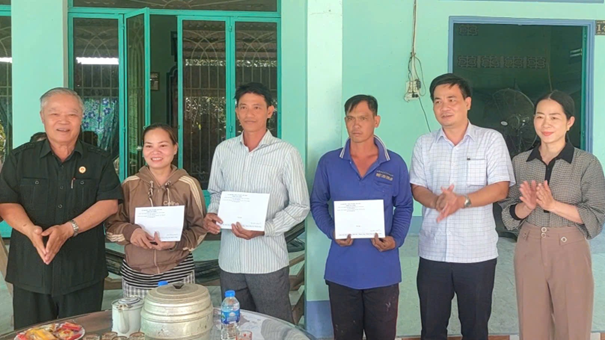 UBMTTQ Việt Nam tỉnh Tây Ninh thăm hỏi, hỗ trợ người dân bị thiệt hại do mưa bão tại xã Hậu Thạnh