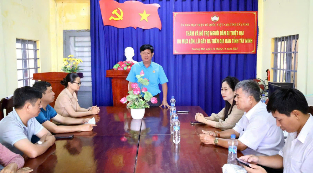 Tây Ninh: Trao 50 triệu đồng hỗ trợ các hộ dân bị thiệt hại do mưa lớn, lũ