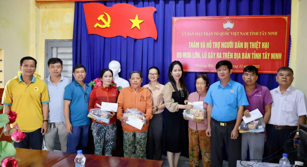 Tây Ninh: Trao 50 triệu đồng hỗ trợ các hộ dân bị thiệt hại do mưa lớn, lũ