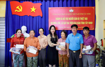 Tây Ninh: Trao 50 triệu đồng hỗ trợ các hộ dân bị thiệt hại do mưa lớn, lũ