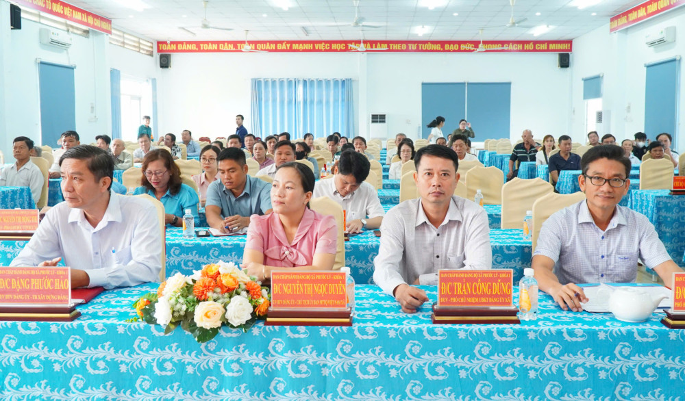 Bí thư Đảng ủy xã Phước Lý đối thoại với các cơ sở kinh doanh có điều kiện