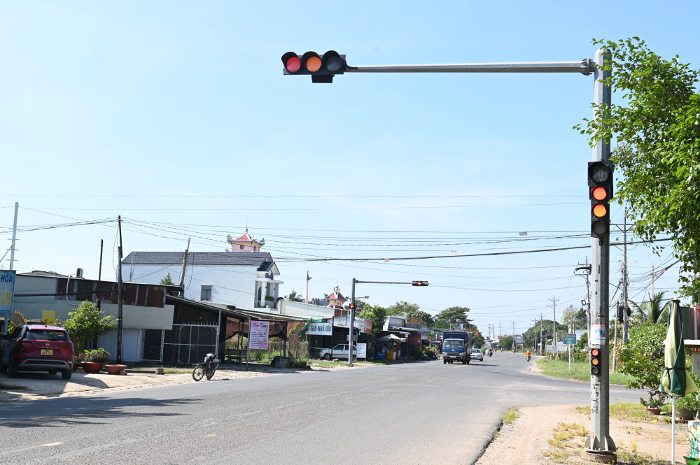 Nhiều lúc đèn tín hiệu giao thông ở ngã ba Sơn Đình màu vàng và đỏ