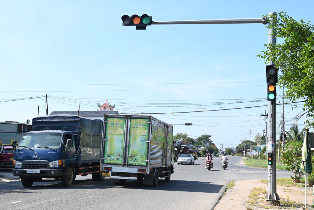 Có thời điểm, đèn tín hiệu giao thông ở ngã ba Sơn Đình màu vàng và xanh