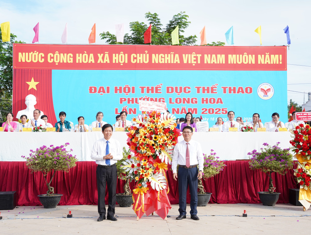 Phó Giám đốc Sở Văn hóa, Thể thao và Du lịch tặng hoa chúc mừng Đại hội TDTT phường Long Hoa lần thứ I năm 2025