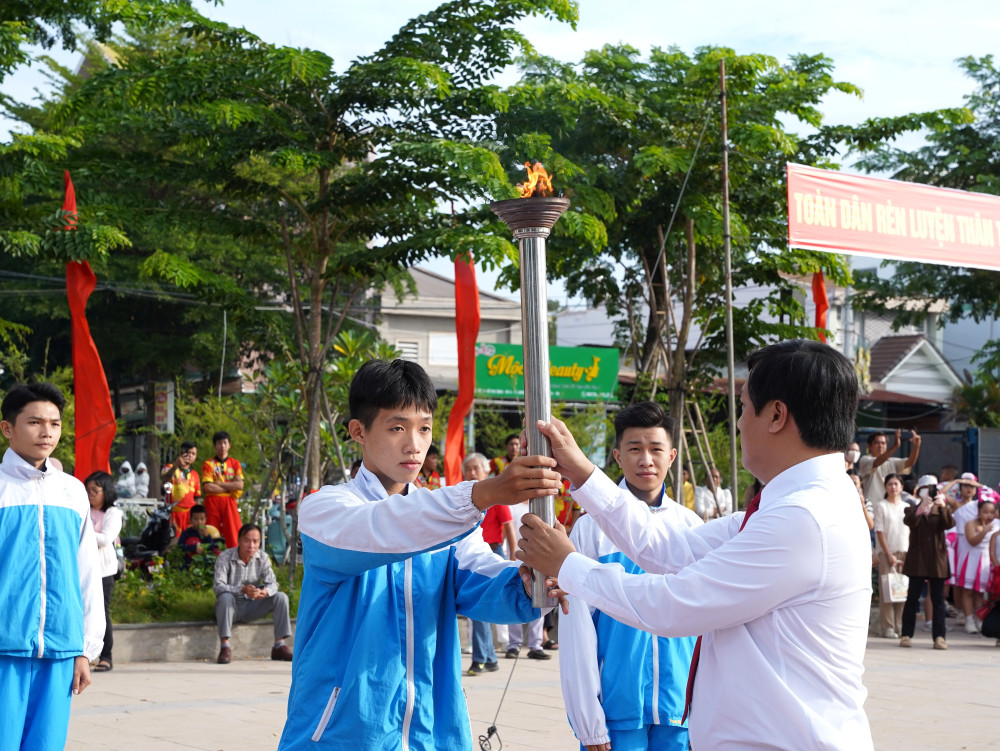 Lễ rước và đốt đuốc đài lửa Đại hội TD-TT Phường Long Hoa lần thứ I năm 2025 