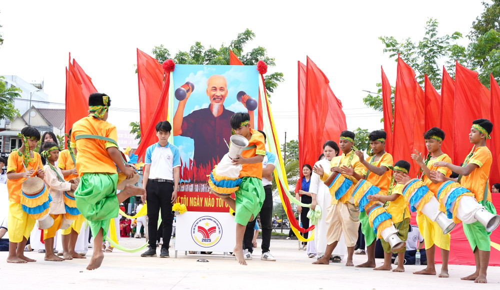 Biểu diễn trống múa trống Chhay-dăm của dân tộc Khmer