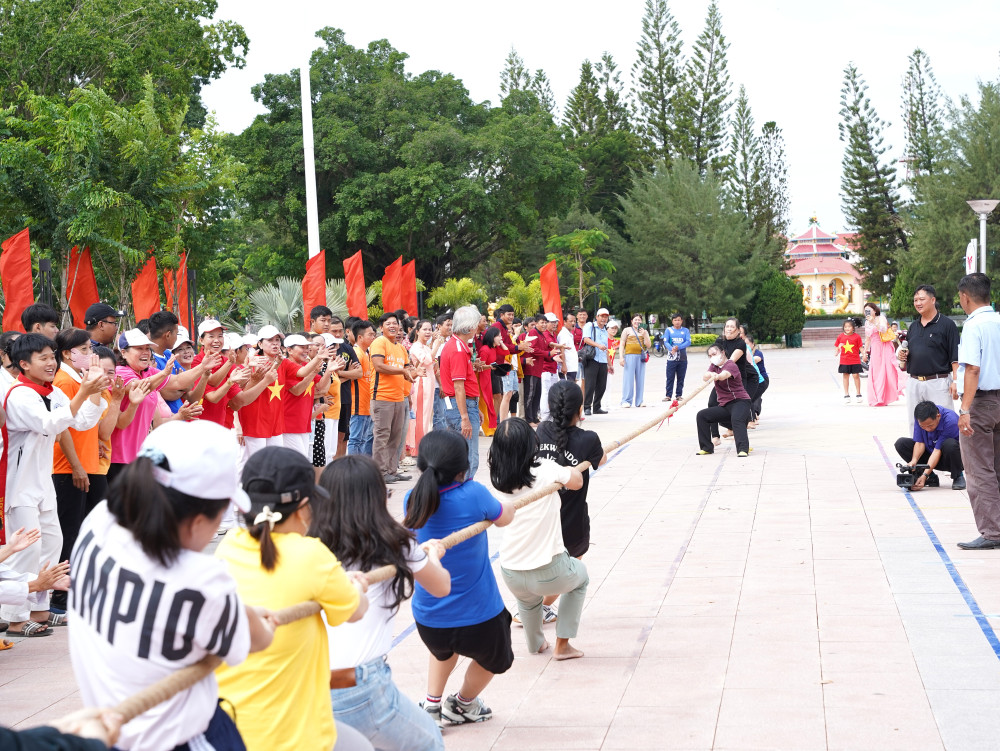 Các đội thi đấu môn kéo co 