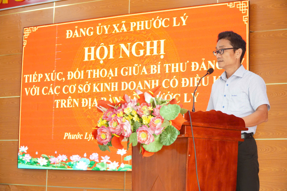 Bí thư Đảng ủy xã Phước Lý đối thoại với các cơ sở kinh doanh có điều kiện