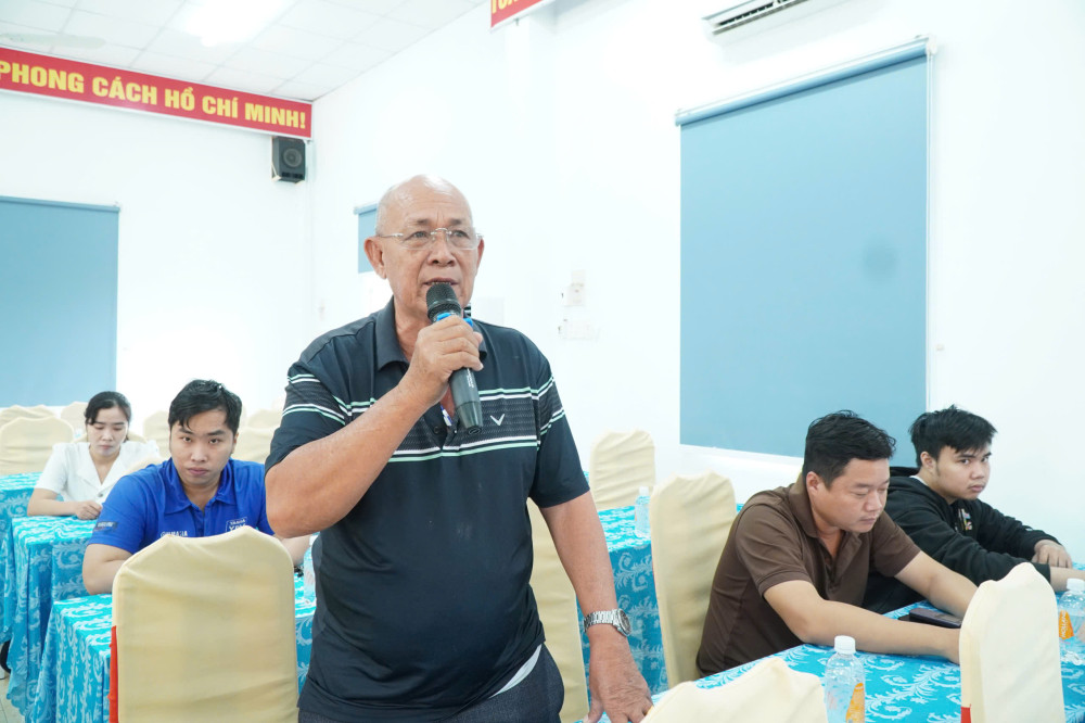 Bí thư Đảng ủy xã Phước Lý đối thoại với các cơ sở kinh doanh có điều kiện