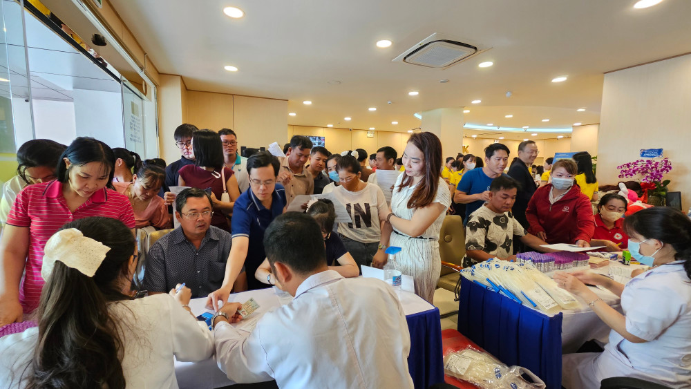 Nam A Bank lan tỏa thông điệp 'Tương thân tương ái - Một giọt máu cho đi, một cuộc đời ở lại' tình nguyện viên là cán bộ nhân viên, khách hàng và đối tác trên địa bàn tỉnh tham gia hiến máu.