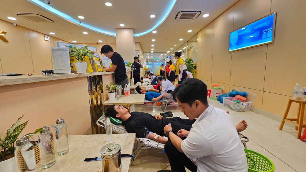 Các tình nguyện viên tham gia hiến máu cứu người.