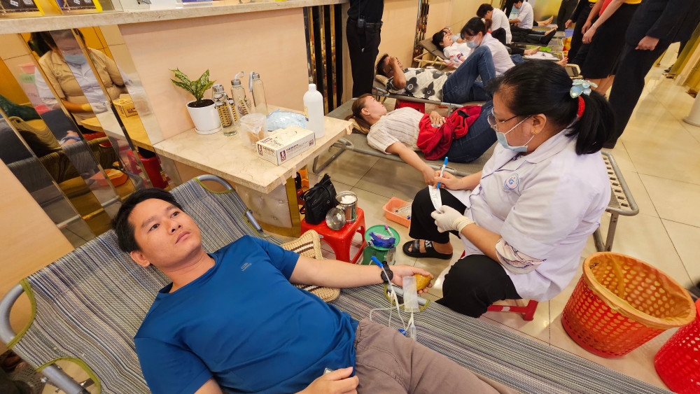 Nam A Bank lan tỏa thông điệp 'Tương thân tương ái - Một giọt máu cho đi, một cuộc đời ở lại' Các tình nguyện viên tham gia hiến máu cứu người.
