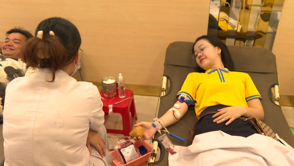 Nam A Bank lan tỏa thông điệp 'Tương thân tương ái - Một giọt máu cho đi, một cuộc đời ở lại' CBNV Nam A Bank tham gia hiến máu tại Ngày Hội đỏ 2025.