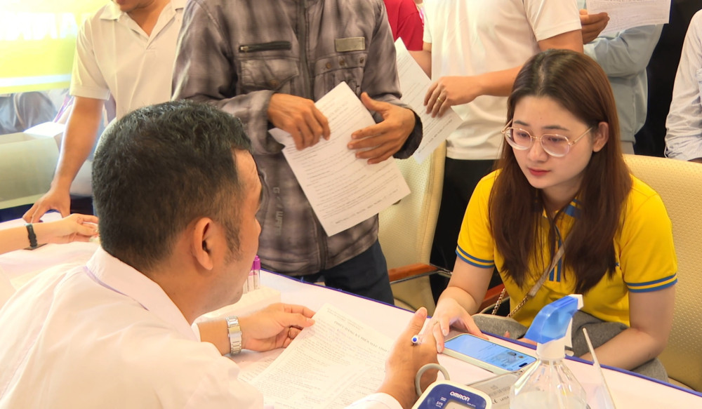 Nam A Bank lan tỏa thông điệp 'Tương thân tương ái - Một giọt máu cho đi, một cuộc đời ở lại' CBNV Nam A Bank tham gia hiến máu tại Ngày Hội đỏ 2025.