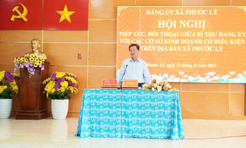 Bí thư Đảng ủy xã Phước Lý đối thoại với các cơ sở kinh doanh có điều kiện