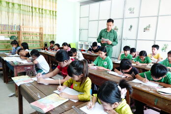 Thắp sáng ước mơ bên bến cảng