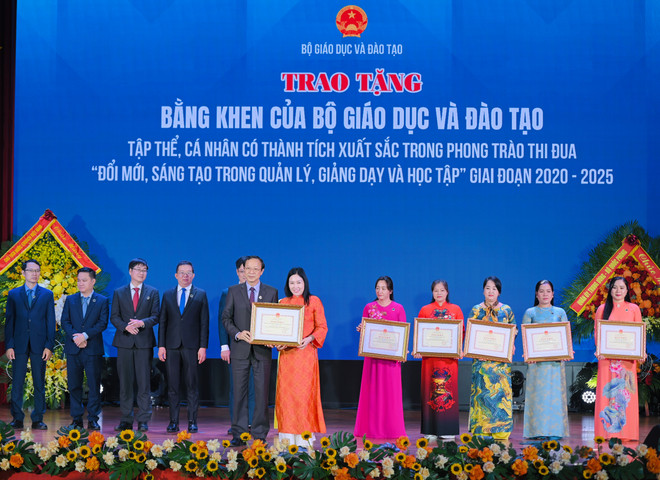 Bộ trưởng Bộ GD-ĐT: Nhà giáo cần làm sao xứng đáng với sự tôn vinh