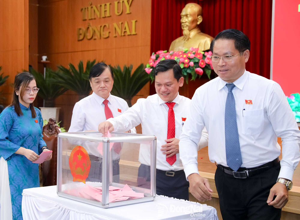 Đồng chí Nguyễn Văn Út, Phó Bí thư Tỉnh ủy Đồng Nai được bầu giữ chức Chủ tịch UBND tỉnh