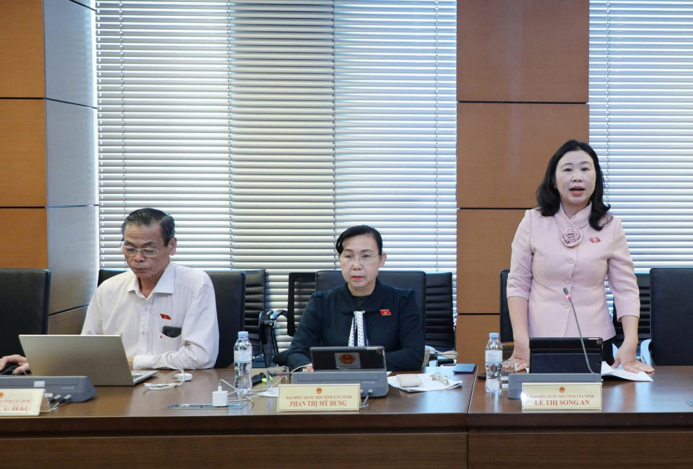 Đoàn đại biểu Quốc hội tỉnh Tây Ninh đóng góp nhiều ý kiến cho Nghị quyết số 71-NQ/TW của Quốc hội