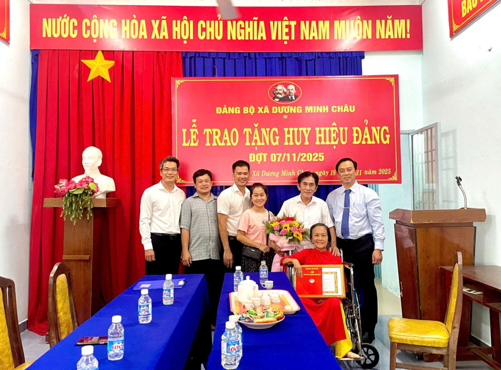 Xã Dương Minh Châu: Trao Huy hiệu Đảng đợt 07/11