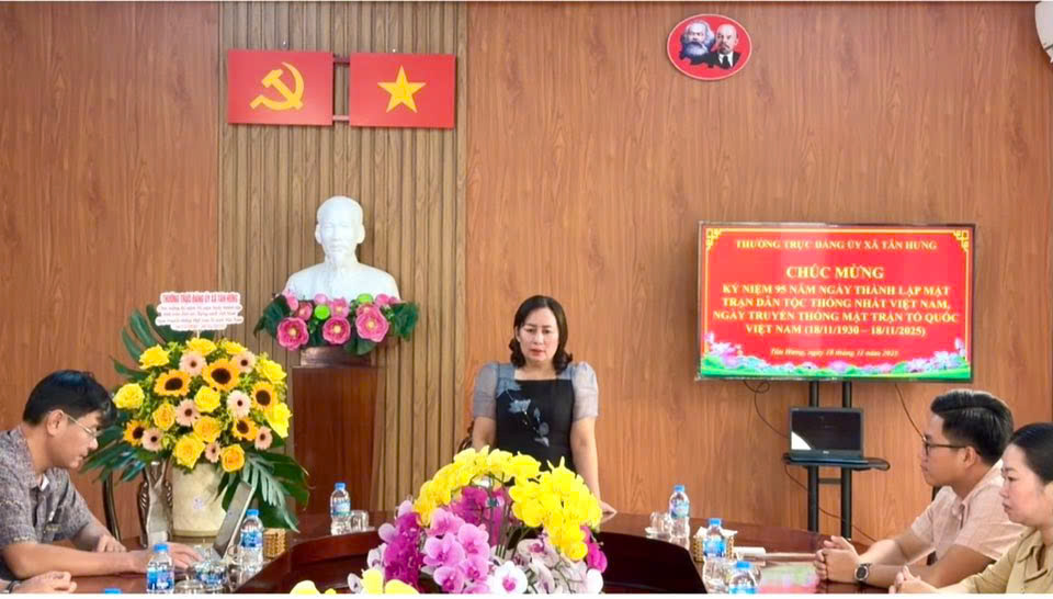 Lãnh đạo xã Tân Hưng chúc mừng kỷ niệm 95 năm Ngày truyền thống Mặt trận Dân tộc thống nhất Việt Nam