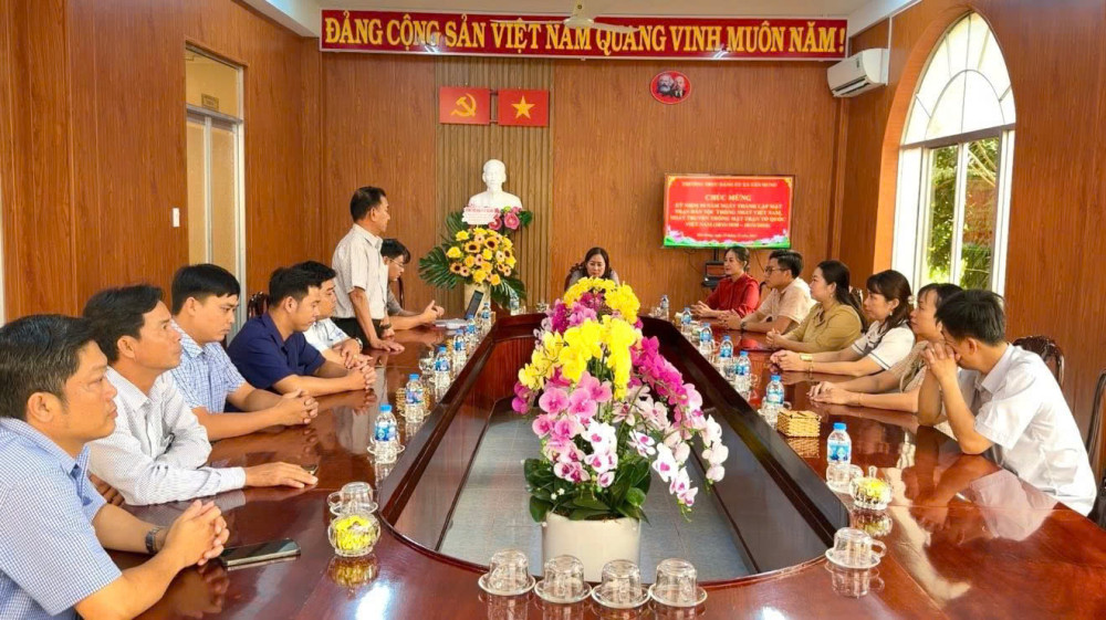 Lãnh đạo xã Tân Hưng chúc mừng kỷ niệm 95 năm Ngày truyền thống Mặt trận Dân tộc thống nhất Việt Nam