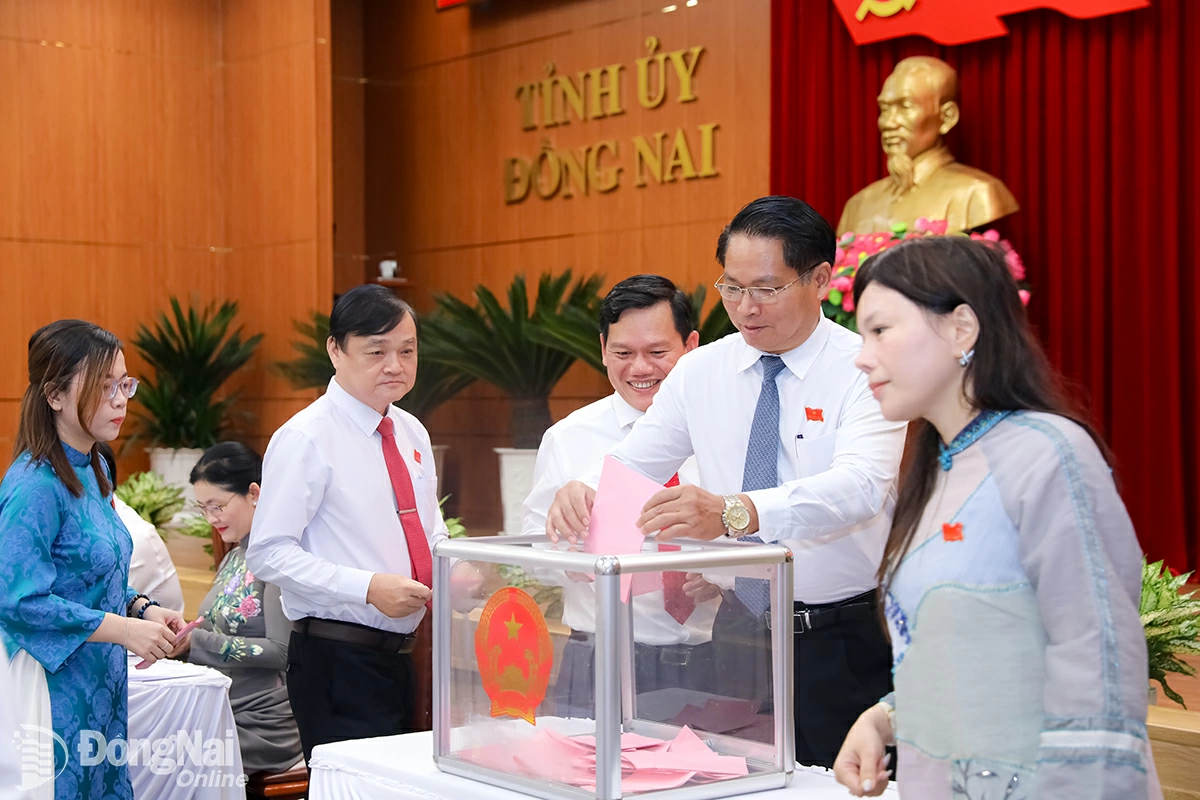 Đồng chí Nguyễn Văn Út, Phó Bí thư Tỉnh ủy Đồng Nai được bầu giữ chức Chủ tịch UBND tỉnh