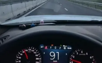 Tài xế có thể 'dính' lỗi chạy quá tốc độ vì dùng tính năng ga tự động