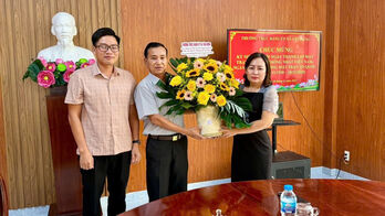 Lãnh đạo xã Tân Hưng chúc mừng kỷ niệm 95 năm Ngày truyền thống Mặt trận Dân tộc thống nhất Việt Nam