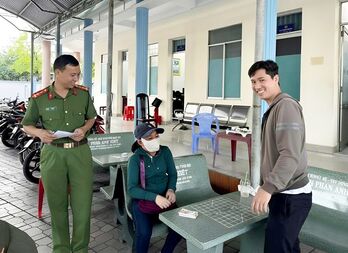 Hành động đẹp của người phụ nữ bán vé số dạo